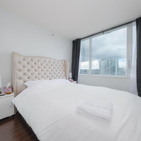 Central 1-Bedroom Apartment With Pool, Jacuzzi & Sauna Ванкувър Екстериор снимка