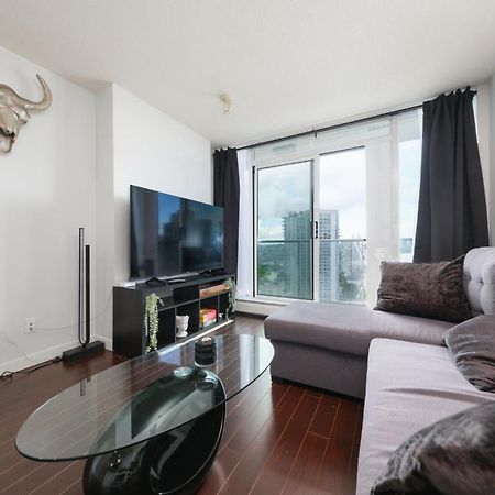 Central 1-Bedroom Apartment With Pool, Jacuzzi & Sauna Ванкувър Екстериор снимка