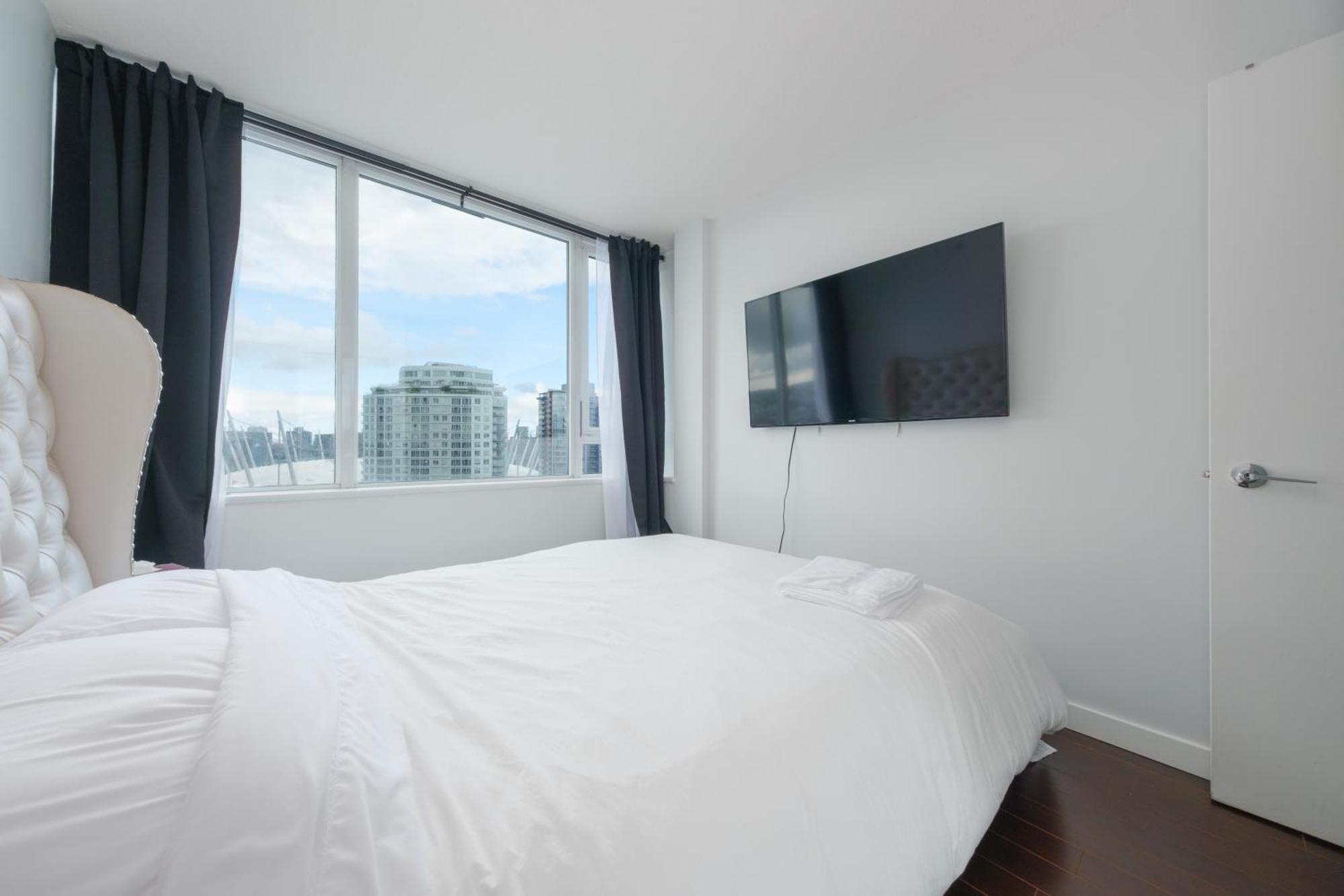 Central 1-Bedroom Apartment With Pool, Jacuzzi & Sauna Ванкувър Екстериор снимка