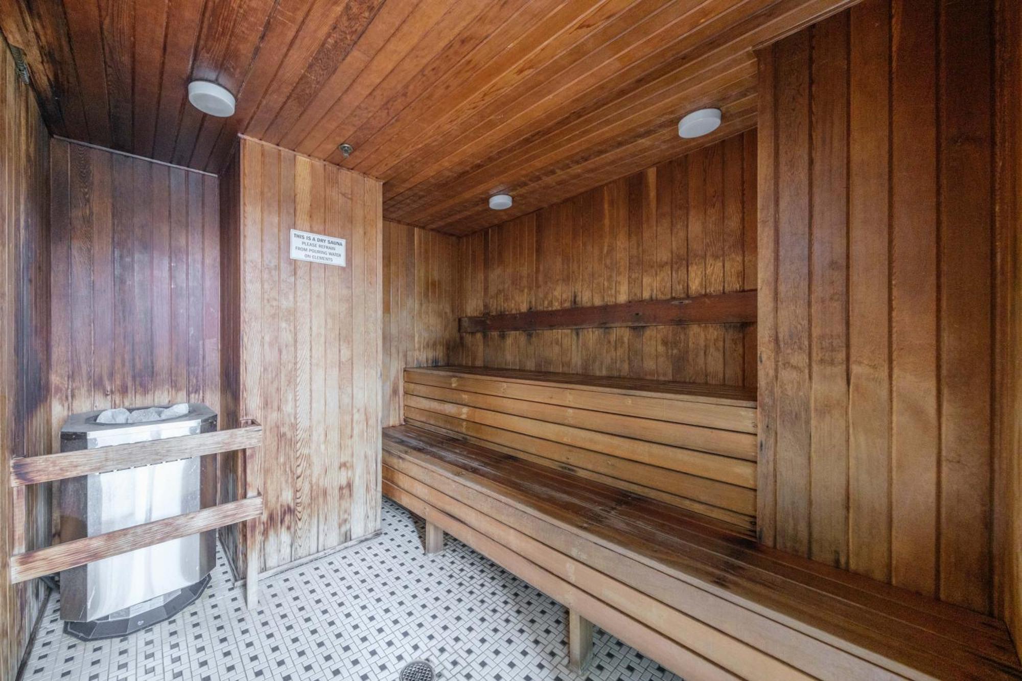 Central 1-Bedroom Apartment With Pool, Jacuzzi & Sauna Ванкувър Екстериор снимка